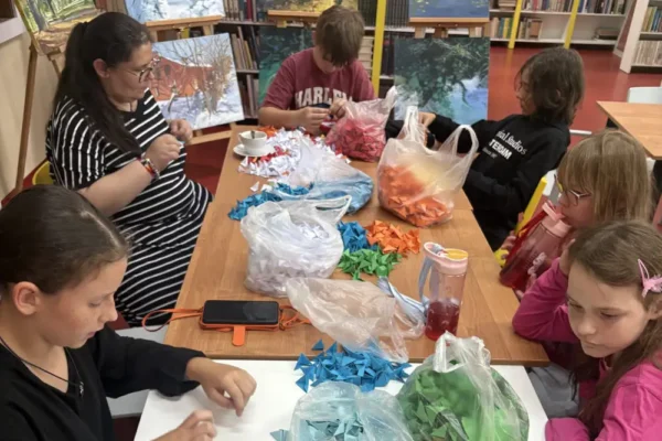 Warsztaty origami rozpoczęły wakacje w brzezińskiej bibliotece