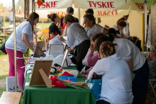 Jubileuszowa Biesiada Folkloru w Brzezinach: warsztaty i targi sztuki ludowej