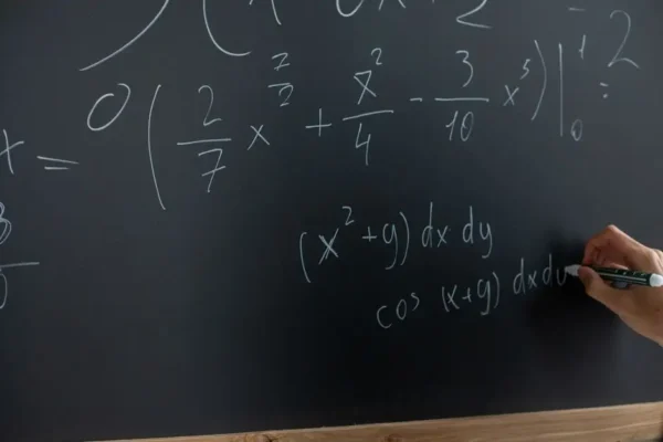 Szkoła w Bluszczowie poszukuje nauczyciela matematyki na zastępstwo