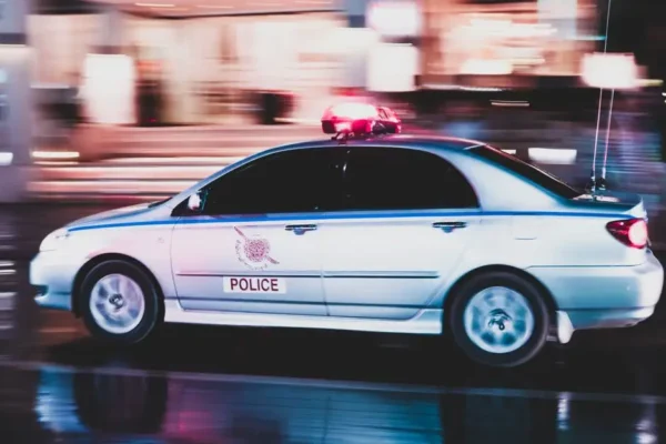 Bezpieczne wakacyjne podróże – policjanci przypominają o zasadach bezpieczeństwa na drodze