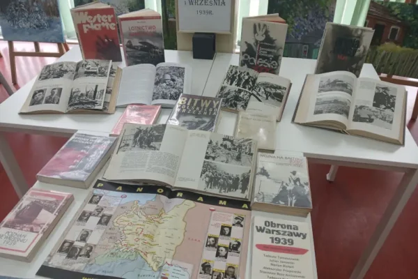 87. rocznica wybuchu II wojny światowej – okolicznościowa wystawa w brzezińskiej bibliotece