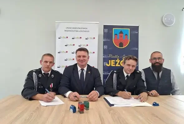 OSP Jeżów otrzymała dotację na nowe ubrania specjalne i buty strażackie