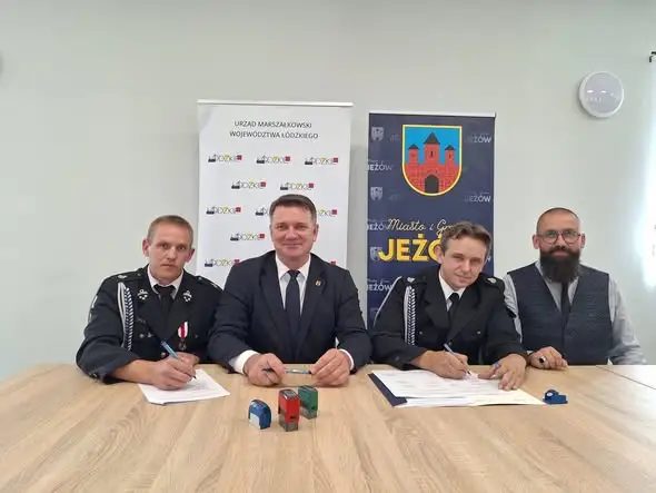 OSP Jeżów otrzymała dotację na nowe ubrania specjalne i buty strażackie