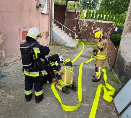 OSP Brzeziny: nocne ćwiczenia strażaków – linie gaśnicze, pożar lasu i łączność radiowa