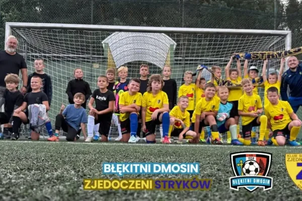 Młodzi piłkarze Akademii Błękitnych Dmosin rywalizowali z Zjednoczonymi Stryków