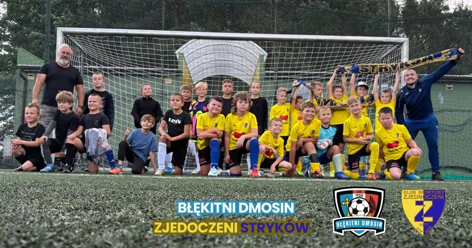 Młodzi piłkarze Akademii Błękitnych Dmosin rywalizowali z Zjednoczonymi Stryków