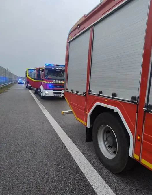 Wystrzał opony na A2 pod Brzezinami. Interweniowały służby