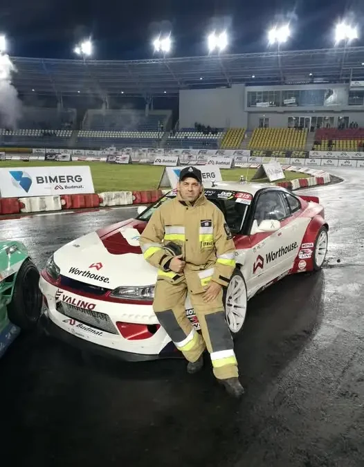 Druh z OSP Brzeziny poza służbą uratował poszkodowanych w wypadku drogowym