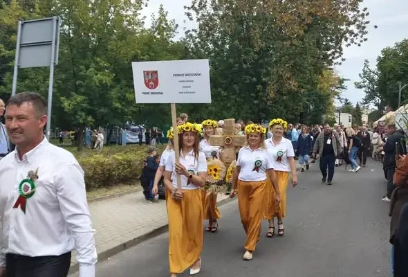 Dożynki Województwa Łódzkiego w Brzezinach – sukces KGW z Gminy Dmosin