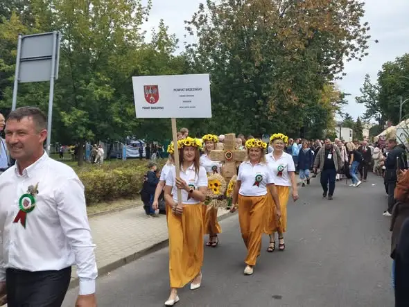 Dożynki Województwa Łódzkiego w Brzezinach – sukces KGW z Gminy Dmosin
