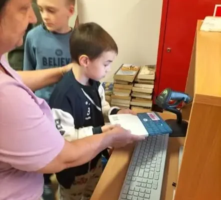 Brzeziny: uczniowie odkrywali bibliotekę jako przestrzeń do zabawy i rozwoju
