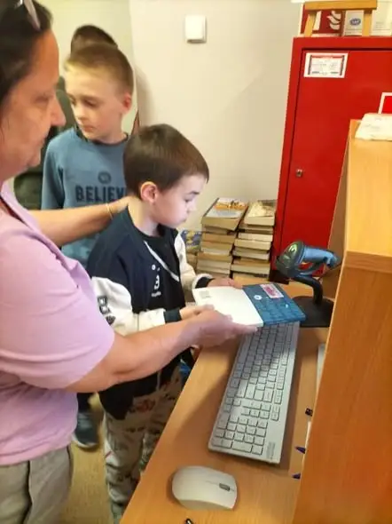 Brzeziny: uczniowie odkrywali bibliotekę jako przestrzeń do zabawy i rozwoju