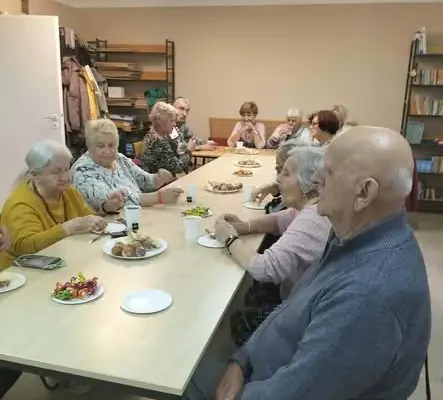 Klub Seniora odkrywał twórczość Andrzeja Wajdy w bibliotece w Brzezinach
