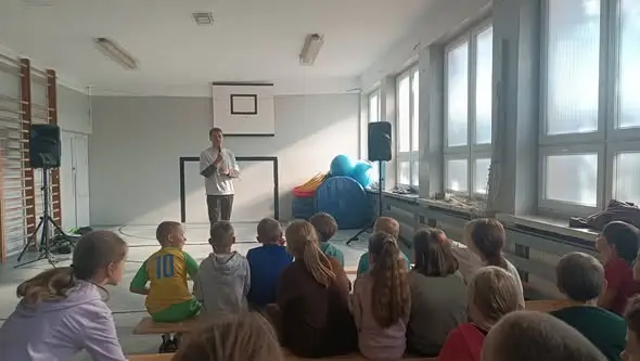 Michał „Majkel” Jankowski w szkole w Brzezinach – rap o emocjach i uzależnieniach