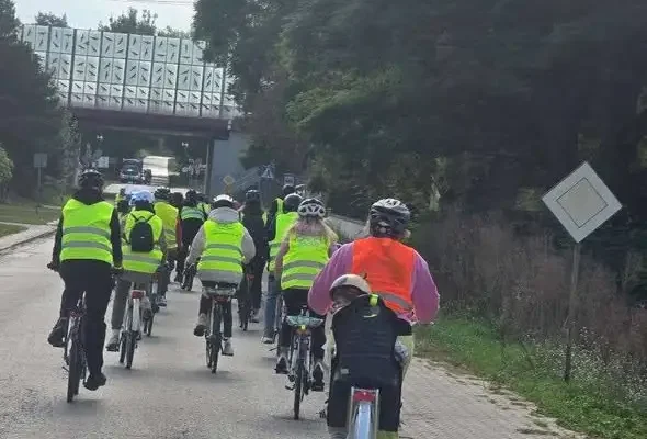 Pierwszy Rajd Rowerowy w Dmosinie za nami – wspólna trasa, integracja i bezpieczeństwo