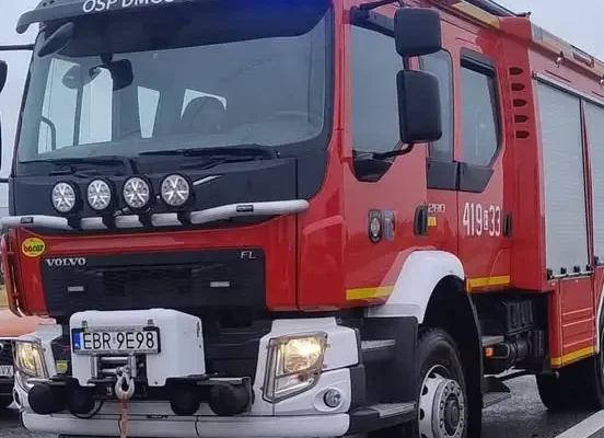 Zwisające przewody nad drogą powiatową Kołacin–Głowno. Interweniowała OSP Dmosin