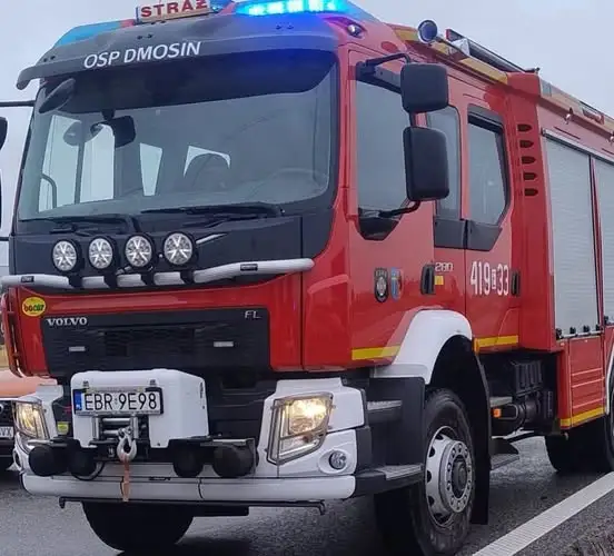 Zwisające przewody nad drogą powiatową Kołacin–Głowno. Interweniowała OSP Dmosin