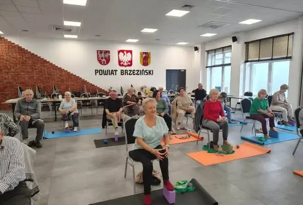 Klub Seniora w Brzezinach: tydzień pełen jogi, tańca i kina