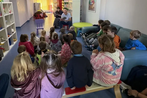 Powiatowy Dzień Głośnego Czytania w Brzezinach – biblioteka gościła dzieci i samorządowców