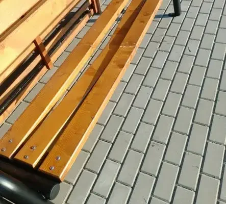 Zniszczona ławka na kompleksie boisk w Kołacinie. Apel o szanowanie wspólnego mienia