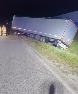 Alarm 81/2026: Ciężarówka z transportem humanitarnym w rowie na A2