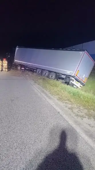 Alarm 81/2026: Ciężarówka z transportem humanitarnym w rowie na A2
