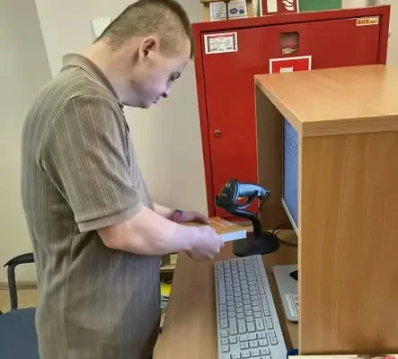 Przysposobienie zawodowe w bibliotece w Brzezinach: segregacja makulatury i obsługa zwrotów