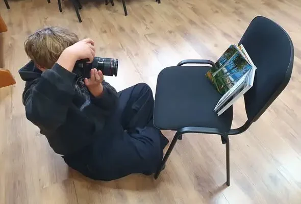 Foto Co To? w Brzezinach: młodsi poznawali obiektywy, starsi fotografowali książki