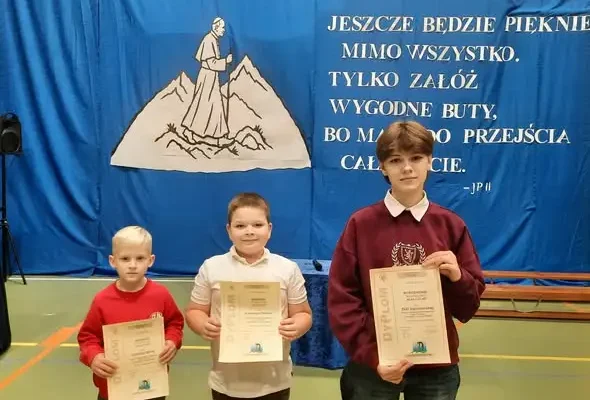 Sukces uczniów z Brzezin w powiatowym konkursie plastycznym o Janie Pawle II