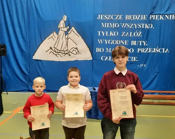 Sukces uczniów z Brzezin w powiatowym konkursie plastycznym o Janie Pawle II