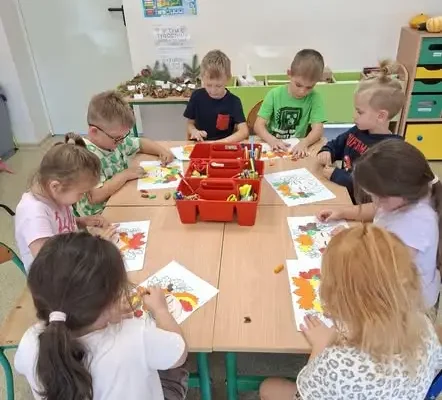 Jesienne warsztaty plastyczne w grupie 5-6 latków – las w słoiku i eksperymenty z kolorami