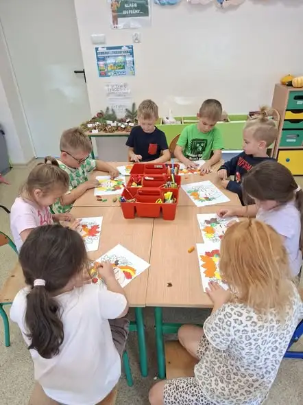 Jesienne warsztaty plastyczne w grupie 5-6 latków – las w słoiku i eksperymenty z kolorami