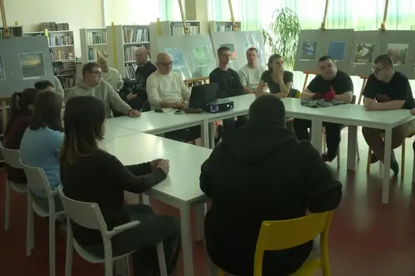 Warsztaty fotograficzne w brzezińskiej bibliotece – młodzież uczyła się od fotoreportera
