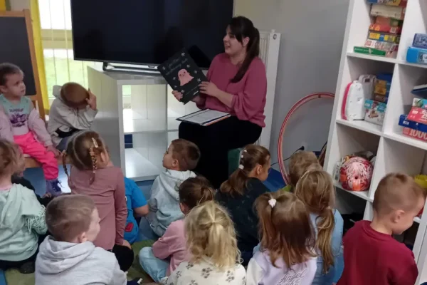 Jesienne warsztaty w bibliotece w Brzezinach – przedszkolaki odkrywały magię książek