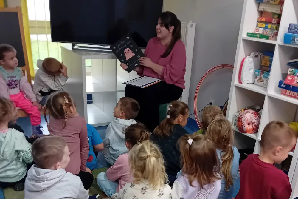 Jesienne warsztaty w bibliotece w Brzezinach – przedszkolaki odkrywały magię książek