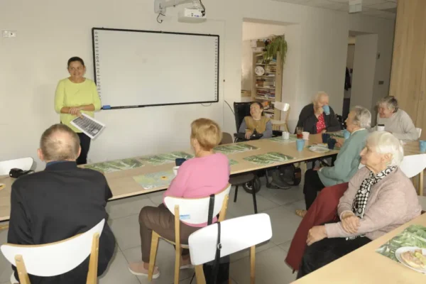 Bibliotekarze z Brzezin odwiedzili podopiecznych Dziennego Domu Pobytu