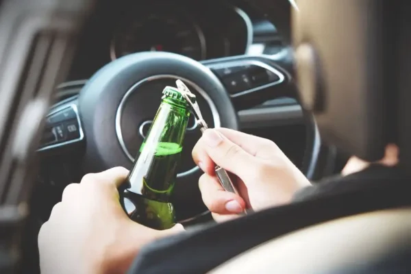 Ponad 3 promile alkoholu i uderzenie w bariery ochronne – 61-latek stracił prawo jazdy